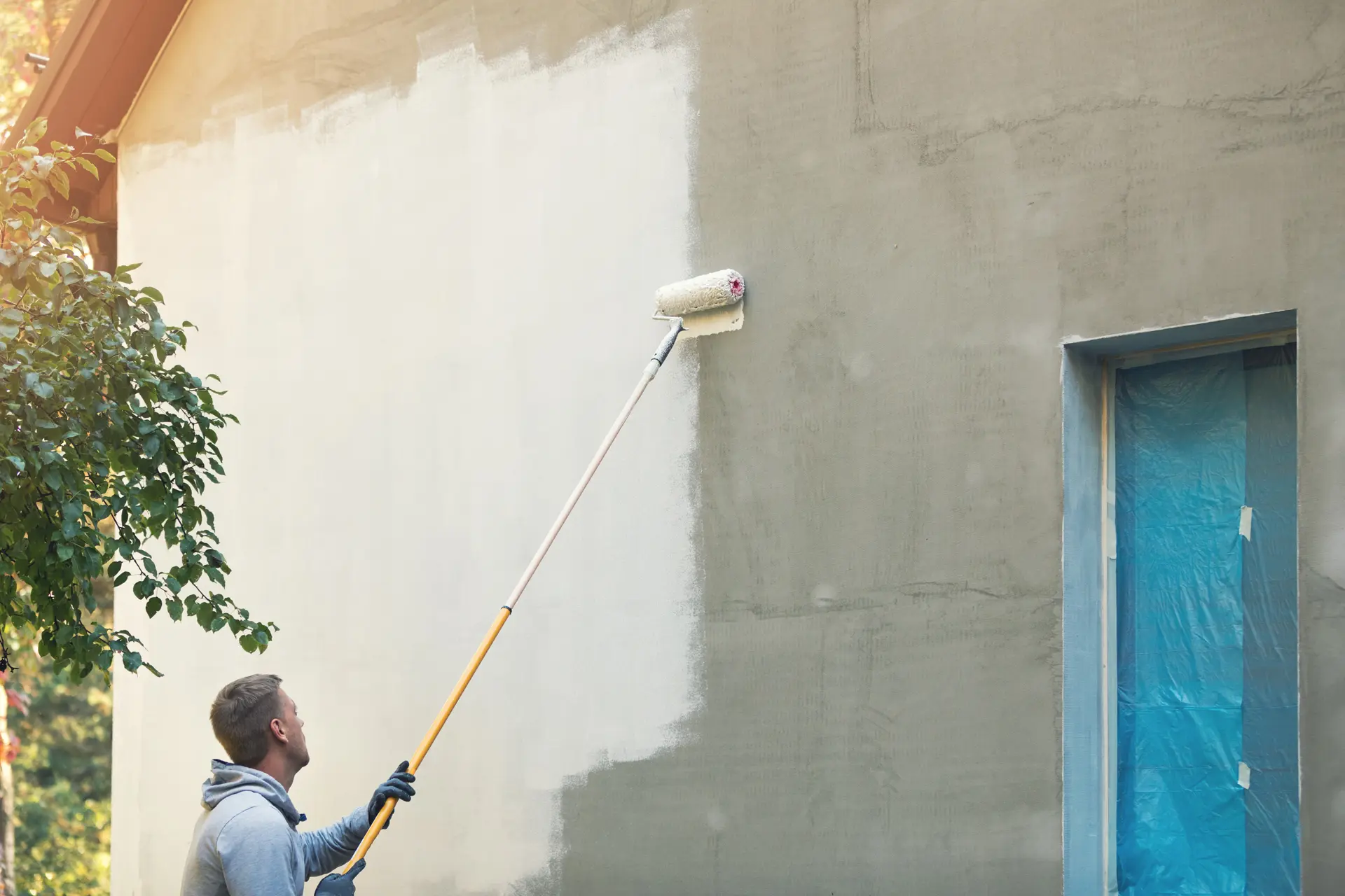 Pintor trabajando en una fachada en Ferrol